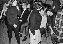845232 Afbeelding van een spelletje stoelendans tijdens een klassenavond op de IVO-school P.F. van Overbeekeschool ...